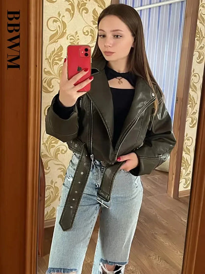 Valeria Noir – Moto Belt Edition | Chaqueta de cuero PU premium, estilo biker y corte oversize.
